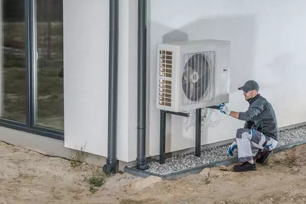 Professionnel pour entretien et dépannage rapide d'une pompe à chaleur installée dans une maison récente, Hyères, Envergure Climatisation